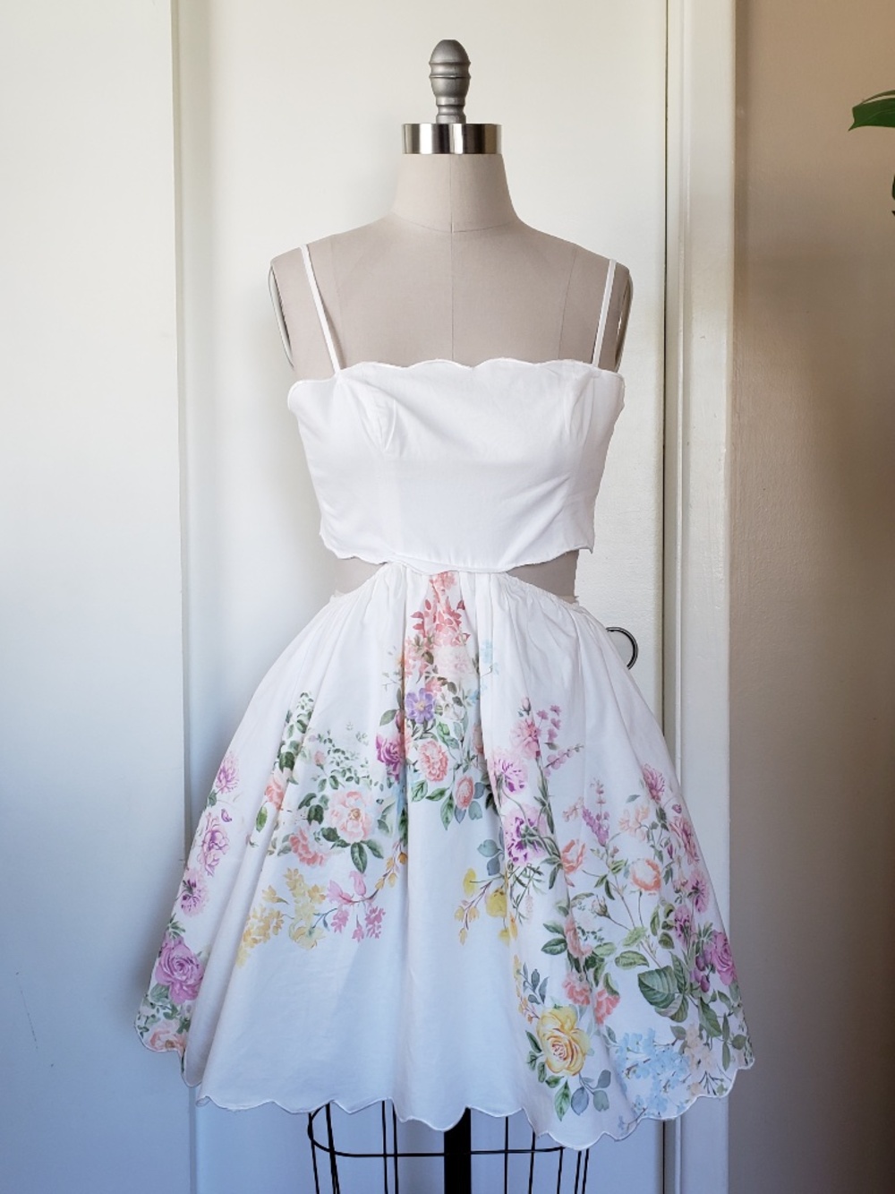 Chic Scalloped Hem Floral Dress Size Medium NEW!